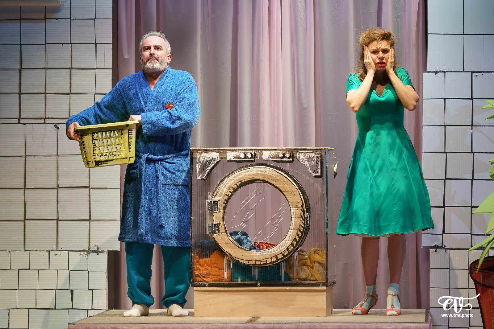 TMTPHOTO DERRIERE LE HUBLOT SE CACHE PARFOIS DU LINGE (LES FILLES DE SIMONE) 010